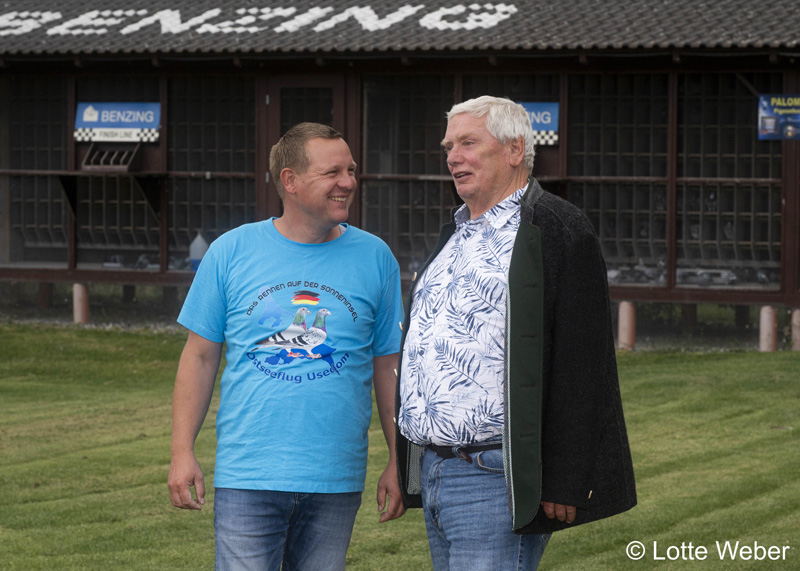 Mirko Jäger mit Ali Schröder, Bürgermeister der Gemeinde Benz.